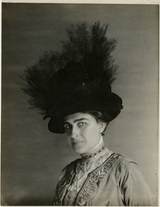 الصورة عن قرب، بسبب، قبعة الريش، c.1905-18 (صورة فضية من الجيلاتين) بواسطة جيسي تاربوكس بيلز