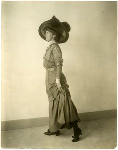نموذج في قبعة مصقولة بالريش ، حوالي 1905-18 (صورة فضية جيلاتينية) بواسطة جيسي تاربوكس بيلز