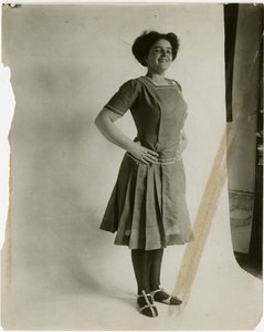 نموذج مع akimbo الأسلحة ، c.1905-11