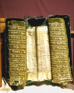 التمرير السامري pentateuch في السكن الفضي مزينة بشكل خاص بواسطة المدرسة اليهودية