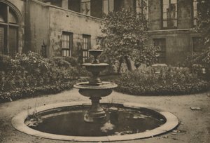 شجرة ونافورة التوت القديمة في حديقة قاعة درابرز ، c1935. بواسطة جويل