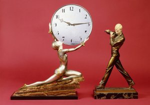فتاة راكعة مع ساعة وعازف فلوت (برونزي ، عاجي ، معدني ، رخام)