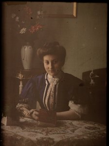 امرأة على الطاولة
