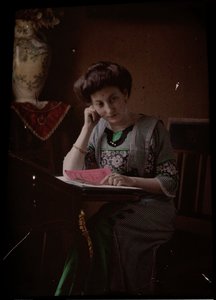 امرأة خلف طاولة القراءة