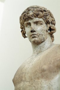 أنتينوس ، تمثال رخام باريان ، من معبد أبولو في دلفي ، اليونان ، الحضارة الرومانية ، القرن الثاني الميلادي ، التفاصيل