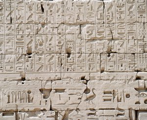 مصر، محافظة الأقصر، الكرنك، معبد آمون الكبير، قاعة الأعمدة العظيمة، تفاصيل الجدار الخارجي بواسطة والتر تشارلز ميلز