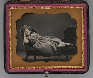 صورة بدون عنوان لفتاة مستلقية على أريكة استرخاء ، 1855.