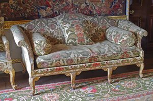 A George III Giltwood Humpback-bedstead الصودا بواسطة جون بلادويل