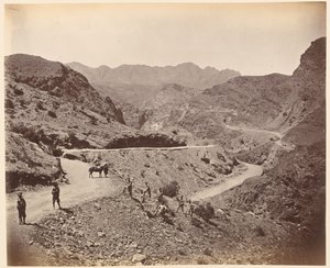 ممر لاندي كوتال يُظهر طريقًا صنعته الملكة مدراس سابرز وعمال المناجم ، عام 1878 تقريبًا
