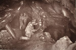 Heave ، باتجاه الشرق ، منجم Blue Hills ، رسم توضيحي من "مناجم Mongst وعمال المناجم ، أو مشاهد تحت الأرض بواسطة Flash-Light" بواسطة JC Burrows و William Thomas ، حانة. 1893 (صورة بني داكن) بواسطة جون تشارلز بورو