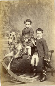 البنت الشابة، عن، حصان خشبي هزاز، ب، الولد الشاب.، إلى داخل، نقبة، تصنيف، 1860s، (albumen print)
