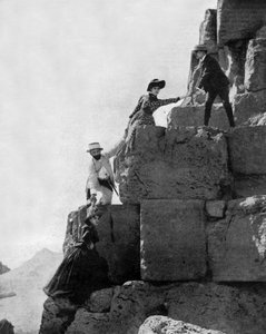 صعود الهرم الأكبر خوفو في الجيزة ، مصر ، ج. 1890 (صورة ب / ث)