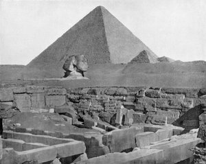 أهرامات الجيزة وأبو الهول في مصر (صورة بالأبيض والأسود)