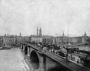 جسر لندن بني عام 1831 فوق نهر التايمز بلندن ، حوالي 1900 (صورة بالأبيض والأسود)