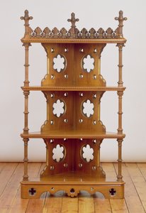 الزاوية القوطية المنحوتة والمذهبة What-Not ، c.1860 (خشب الجوز)