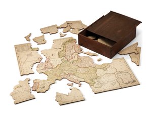 أوروبا مقسمة إلى ممالكها ، حوالي عام 1766 (صفيحة منقوشة ملونة باليد مثبتة على الخشب)