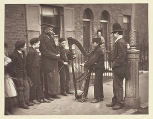 موسيقيو شارع هاليان ، 1881. بواسطة جون طومسون