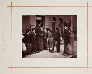 موسيقيو الشوارع الإيطاليون ، 1877. بواسطة جون طومسون