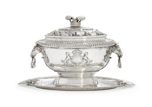 شوربة جورج الثالث سلطانية وغطاء وحامل وبطانة بواسطة جون وويكيلين إدوارد (1716–1784) باركر
