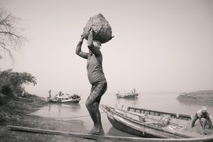 مصانع الطوب في كولكاتا، الهند، 2017 (صورة) بواسطة جون نيكلسون