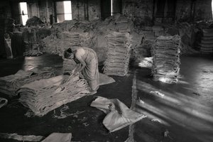 مصنع الجوت، كولكاتا، الهند، 2017 (صورة فوتوغرافية) بواسطة جون نيكلسون