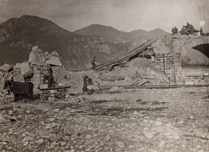ألبوم "Meine weltkriegs - Erinnerungen South-West Front (Carinthia، Italien، South Tyrol) (حربتي العالمية - ذكريات عن الجبهة الجنوبية الغربية في كارينثيا ، إيطاليا ، ترينتينو-ألتو أديجي) 31/03/1915-12 / 11 / 1918 - Josef Zohles Wien ": أنقاض جسر فوق