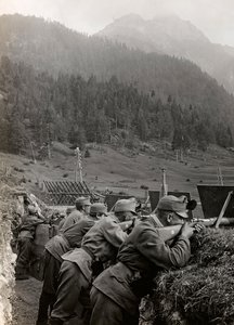 ألبوم "Meine weltkriegs - Erinnerungen South-West Front (Carinthia، Italien، South Tyrol) (حربي العالمية - ذكريات عن الجبهة الجنوبية الغربية في كارينثيا ، إيطاليا ، ترينتينو ألتو أديجي) 31/03/1915 - 12/11 / 1918 - جوزيف زوهليس فيين ": جنود في الخنادق (ب