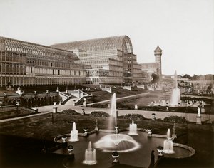 قصر الكريستال في لندن: الحدائق والنوافير ، حوالي عام 1870 (صورة بالأبيض والأسود)