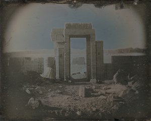 معبد حورس ، إدفو ، ١٨٤٢-١٨٤٤. بواسطة جوزيف فيليبرت جيرولت دي برانجي