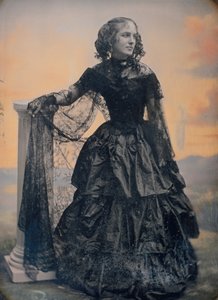 فستان نسائي من التفتا الأسود وشال من الدانتيل ، كاليفورنيا. 1850. المؤلفون: يوشيا جونسون هاوز ، ألبرت ساندز ساوثوورث. بواسطة يوشيا جونسون هاوز ، ألبرت ساندز ساوثوورث