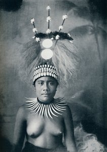 امرأة من ساموا ترتدي طوق أسنان الكاشالوت وغطاء رأس احتفالي ، 1902