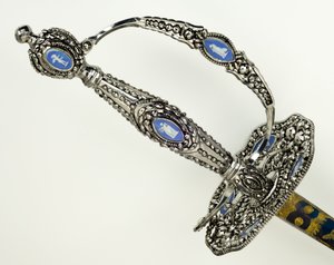 تفاصيل سيف صغير ، حوالي عام 1790 (فولاذ ذو أوجه ، مصقول ، مزرق ومذهب بالحديد وأواني جاسبر)