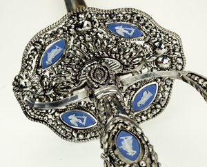 تفاصيل سيف صغير ، حوالي عام 1790 (فولاذ ذو أوجه ، مصقول ، مزرق ومذهب بالحديد وأواني جاسبر)