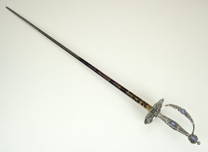 Smallsword ، حوالي عام 1790 (فولاذ ذو أوجه ، مصقول ، مزرق ومذهّب بالحديد وأواني جاسبر)