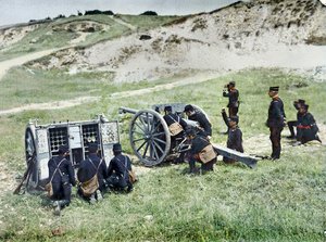 جنود فرنسيون يحملون مدفع هاون، خلال معركة المارن شرق باريس، سبتمبر 1914