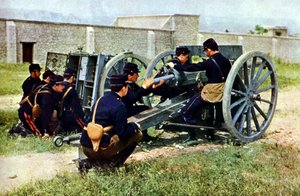 جنود فرنسيون بقذائف هاون أثناء العمل في معركة المارن شرق باريس ، سبتمبر 1914 (ذاتي اللون) بواسطة جول جيرفيه كورتيلمونت