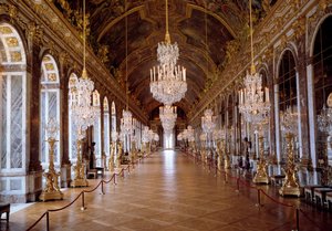 الهندسة المعمارية: منظر لـ Galerie des Glaces في فرساي تم ترميمه من قبل المهندس المعماري Jules Hardouin-Mansart وتم بناؤه من 1678 إلى 1684. قلعة فرساي ، فرساي