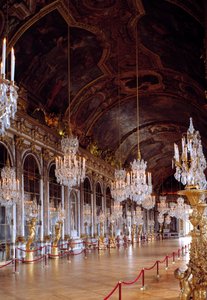 تم ترميم منظر Galerie des Glaces في فرساي ، وتم بناؤه عام 1678 بواسطة Jules-Hardouin Mansart. قصر فرساي.