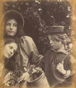 إليزابيث كيون ، وكيت كيون ، وفريدي جولد ، ج. 1866-1868. بواسطة جوليا مارغريت كاميرون