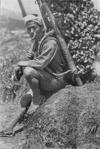 الحمال في منتصف العمر يجلس على عجل على البنك لتمريرنا في المراجعة ، c1900 ، 1921 بواسطة شارع جوليان ليونارد