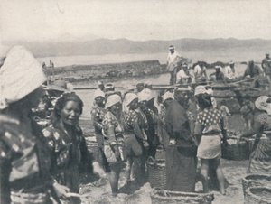 Tai-no-ura - قوارب الصيد ، رجال ونساء بشبكات وسلال ، c1900 ، 1921. بواسطة شارع جوليان ليونارد