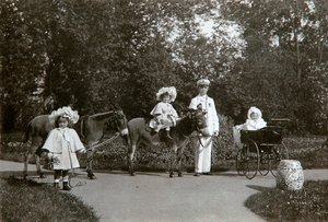 الدوقات الكبرى أولغا ، تاتيانا ، وماريا من روسيا ، Tsarskoye Selo ، روسيا ، c1899-c1900