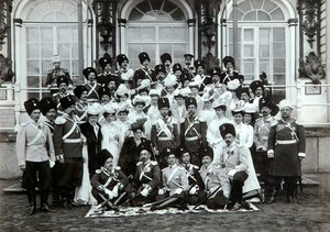 العائلة الإمبراطورية الروسية خارج قصر كاترين ، Tsarskoye Selo ، روسيا ، أوائل القرن العشرين.