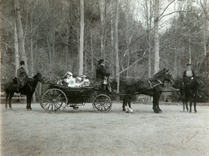القيصر نيكولاس الثاني من روسيا مع عائلته في حديقة Tsarskoye Selo ، روسيا ، 1900s.