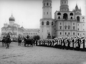 القيصر نيكولاس الثاني يستعرض موكب تلاميذ موسكو في الكرملين ، روسيا ، 1912