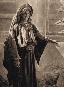 فتاة من رام الله (b / w photo)