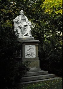 نصب تذكاري تكريماً للملحن النمساوي فرانز بيتر شوبرت (1797-1828). النحت لكارل كوندمان (1838-1919) 1872. فيينا ، شتادبارك ، النمسا بواسطة كارل كوندمان