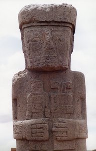 منوليث بونس الواقف في كالاساساي، منطقة المعبد في موقع ما قبل الكولومبي، بُني في القرن الثامن إلى العاشر الميلادي (انظر أيضاً 138751) بواسطة كاتي أتينبورو