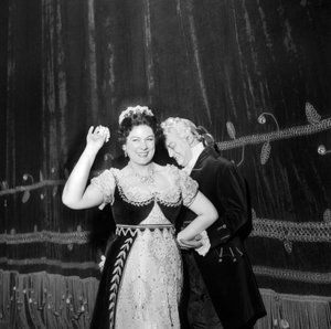 ريناتا تيبالدي وتيتو جوبي في لا سكالا بميلانو