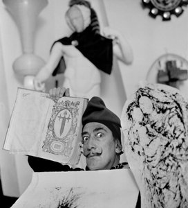 سلفادور دالي في منزله في Port Lligat ، نوفمبر 1957 (b / w photo)